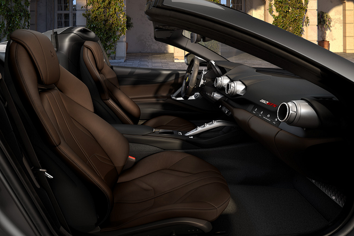 Đôi nét nổi bật về hai mẫu xe này, Ferrari 812 GTS có công suất cực đại lên đến 800 mã lực khiến nó trở thành siêu xe mui trần thương mại mạnh nhất trên thị trường. 812 GTS đánh dấu sự trở lại huy hoàng của một dòng xe đã đóng vai trò quan trọng trong lịch sử thương hiệu Ferrari. Chiếc xe ra mắt sau đúng 50 năm kể từ ngày ra mắt mẫu xe mui trần với động cơ V12 cuối cùng.