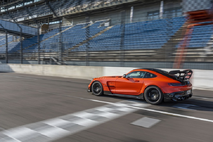 Black Series đắt hơn nhiều các biến thể AMG GT khác nhờ sở hữu sức mạnh vượt trội. Mercedes-AMG bản đặc biệt GT Black Series sở hữu khối động cơ tăng áp kép V8 4.0L với trục khuỷu đặt trên một mặt phẳng, cùng bộ tăng áp lớn hơn và nhiều nâng cấp khác cho công suất 720 mã lực và mô-men xoắn 800 Nm.