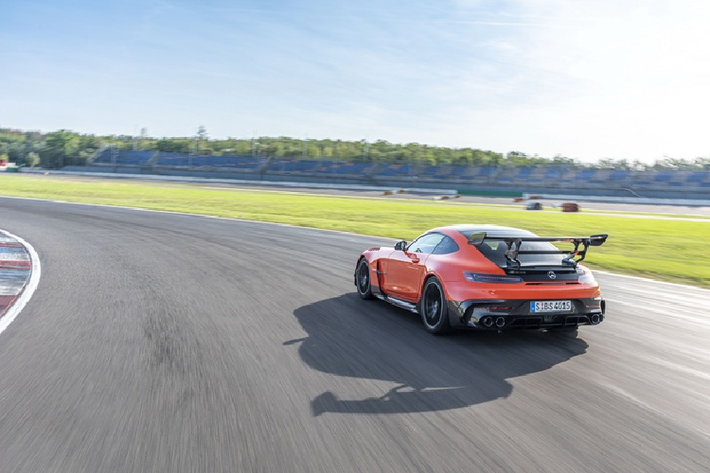 Mercedes-AMG GT Black Series được thiết kế cho khả năng sản sinh lực ép tối đa xuống mặt đường. Xe sử dụng chất liệu sợi carbon cho nhiều chi tiết như bộ chia cản trước, cánh gió bên, cánh gió sau và bộ khuếch tán gầm.