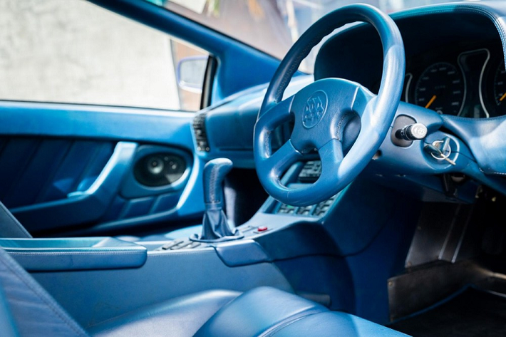 Mang ngoại hình tương tự những chiếc siêu xe Lamborghini vào hồi đầu thập niên '90, Cizeta V16T rộng hơn khoảng 76 mm so với Ferrari Testarossa. Tuy nhiên, Cizeta V16T đặc biệt hơn một chút khi được trang bị đến 4 đèn pha có thể gập xuống và mở lên trên nắp ca-pô.