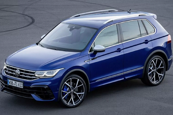 Sau khi ra mắt phiên bản nâng cấp cho Volkswagen Tiguan 2021 đầu tháng 7 năm nay cũng như hé lộ về biến thể hiệu suất cao lần đầu tiên xuất hiện trên dòng xe này, cuối cùng Volkswagen Tiguan R 2021 mới đã được công bố và mở bán tại quê nhà với giá 67.300 USD (khoảng 1,5 tỷ đồng).