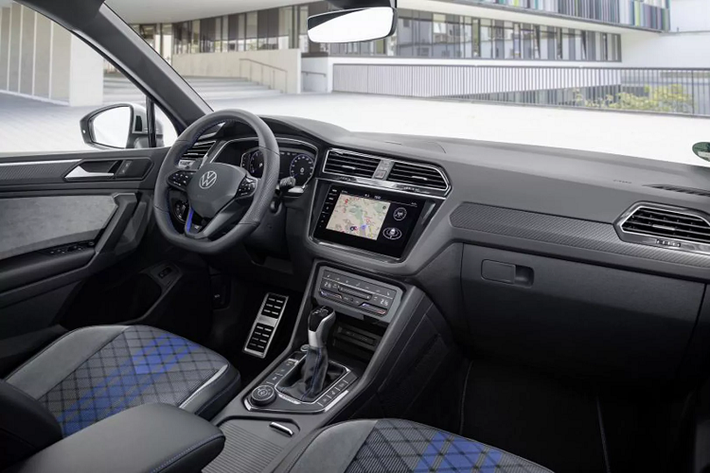 Bên trong, Tiguan R có ghế ngồi thể thao tích hợp tựa đầu và logo R (độc nhất của Tiguan R). Buồng lái kỹ thuật số có khả năng tùy chỉnh, cũng như các chi tiết trang trí độc quyền màu xám Carbon, đèn viền nội thất sang trọng. Ngưỡng cửa bằng nhôm cũng trang bị logo R phản quang. Cuối cùng như đã đề cập phía trên là bàn đạp bằng thép không gỉ.