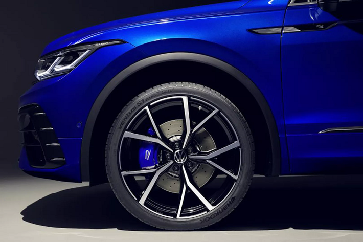 Ngoài ra, Volkswagen Tiguan hiệu suất cao trang bị hệ thống phân phối momen xoắn đến từng bánh xe (Torque Vectoring system) R-Performance. Những chi tiết ngoại thất tạo nên sự khác biệt của biến thể R bao gồm cản va phong cách R với các yếu tố khí động học sơn màu đen bóng hoặc cùng màu thân xe, nắp gương bằng chrome mờ, bộ khuếch tán phía sau độc đáo màu đen bóng.