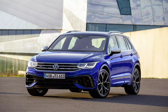 Giá xe Volkswagen Tiguan R tại Đức khởi điểm là 67.300 USD, cao hơn bản gốc thường tới 33.800 USD và chỉ kém Touareg cỡ lớn hơn đúng 3.800 USD