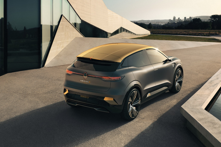 Đối thủ lớn nhất của Renault Megane eVision có lẽ là đối thủ đồng hương tại Châu Âu - Volkswagen ID.3. Đại diện Đức trang bị động cơ điện 201 mã lực bởi cụm pin 58 kWh cung cấp phạm vi di chuyển 541 km (WLTP kết hợp).