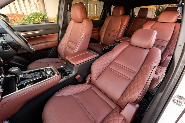 Mazda trang bị cho xe bộ mâm 10 chấu có kích thước 19 inch. Phần đuôi xe của phiên bản này khác biệt với thiết kế ống xả mới có kích thước lớn hơn.