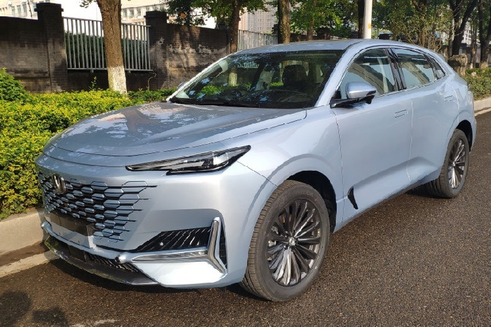 Cách đây không lâu, những hình ảnh phác họa trên máy tính của mẫu xe SUV Trung Quốc mang tên Changan UNI-K 2021 mới đã được tung lên mạng. Đến nay, mẫu xe này đã bị bắt gặp trên đường phố Trung Quốc. Nhờ đó, chúng ta có thể chiêm ngưỡng thiết kế "bằng xương, bằng thịt" của mẫu xe này.