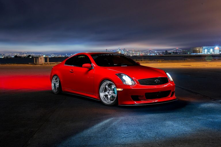 Thoạt nhìn, chiếc Infiniti G35 Coupe đời cũ này “tưởng như” chỉ được nâng cấp nhẹ với một số chi tiết ngoại thất như phần mâm xe, các phần líp ốp thân xe. Tuy nhiên, nếu đi vào “soi” chi tiết, ta có thể nhận thấy những chi tiết độ được lắp đặt tinh tế, có chọn lọc một cách kỹ càng cẩn thận, từ đó cho ra đời một bản độ “nhẹ nhàng”, không quá cầu kỳ nhưng cũng đủ để đem lại một diện mạo cũng như sức mạnh ấn tượng cho chủ sở hữu.