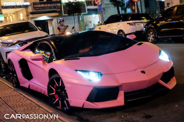 Mới đây nhất, “siêu bò” Lamborghini Aventador LP700-4 độ thuộc sở hữu của một người chơi xe tại Sài Gòn đã bất ngờ xuất hiện trên đường phố với lớp decal màu hồng nhám (Matte Pink) đầy cá tính. Trong thời gian qua, rất nhiều chủ xe tại Việt Nam đã lựa chọn gam màu hồng nhằm thể hiện cá tính của bản thân trên những mẫu xe tiêu biểu như : Alfa Romeo 4C Launch Edition, Rolls-Royce Wraith, McLaren 650S Spider,…, tạo nên một trào lưu mới cho giới chơi xe trong nước.