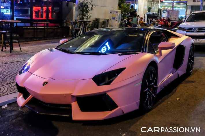 Nguyên bản chiếc Lamborghini Aventador màu hường này mang lớp sơn ngoại thất màu xám lông chuột Grigio Estoque khá lạ mắt, trước khi khoác lên lớp decal màu hồng, xe từng được chủ nhân lựa chọn bộ áo với thiết kế chuyển màu xanh dương và đen đang “làm mưa làm gió” trên thế giới.