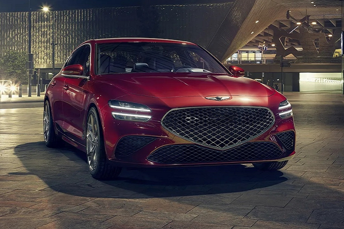 Genesis G70 2021 mới sử dụng ngôn ngữ với lưới tản nhiệt hình kim cương cỡ lớn chiếm toàn bộ đầu xe. Đường dập trên nắp ca pô dày bản và thanh lịch. Cản trước mở rộng và hầm hố hơn. Thay đổi dễ thấy thứ hai chính là cụm đèn pha truyền thống sẽ được thay thế bằng đèn pha LED kép song song ấn tượng, được gọi tên là Quad Lamps. Thiết kế cụm đèn hậu tương tự đèn trước với 2 dải LED song song đến nắp cốp.