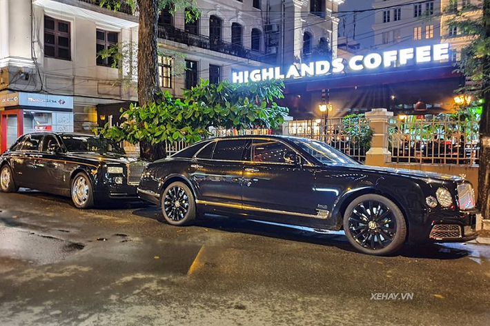 Bên cạnh đó, không gian nội thất trên Mulsanne W.O. Edition cũng là 1 điểm khác biệt rõ rệt. Chi tiết nổi bật đầu tiên chính là tủ pha cocktail phát sáng với họa tiết gợi liên tưởng đến lưới tản nhiệt ma trận và cụm đèn pha của 8 Litre.