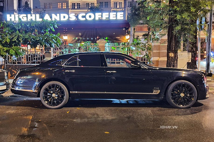 Khi nhìn ở bề ngoài, phiên bản Mulsanne W.O. Edition có thiết kế tương tự với bản Mulsanne tiêu chuẩn. Tuy nhiên, Bentley đã dành riêng cho bản đặc biệt này màu sơn đen Onyx cùng chắn bùn có chữ ký của ông W.O và nắp trục bánh riêng.