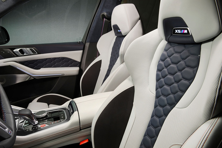 Nội thất của BMW X5 M Competition và X6 M Competition bản First Edition được hãng xe Đức thiết kế cao cấp hơn khi sử dụng chất liệu da Merino kết hợp với da Alcantara. Đồng thời, cách phối màu Silverstone và Midnight Blue chỉ xuất hiện ở khoang lái của 500 chiếc X5 và X6 cao cấp nhất.