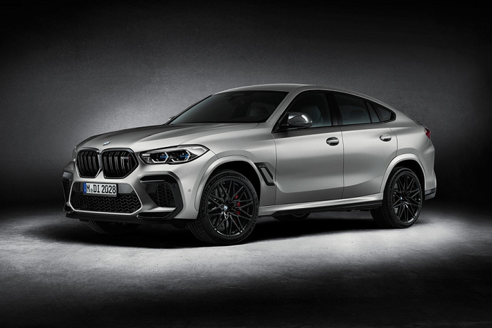 Mức giá xe BMW X5 M Competition First Edition và BMW X6 M Competition First Edition chưa được công bố. Số tiền chắc chắn sẽ đắt hơn bản X5 M Competition (từ 209.900 USD) và X6 M Competition (từ 213.900 USD). Dự kiến, các biến thể First Edition của X5 và X6 bắt đầu được bán ra từ đầu năm sau. BMW chưa xác nhận thị trường nào 2 dòng xe này sẽ được phân phối.