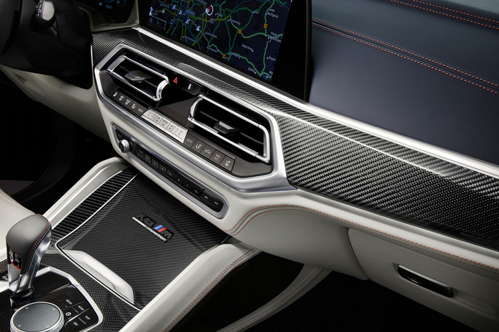 Ngoài ghế ngồi thể thao, BMW còn trang bị tiêu chuẩn cho các model X5 M Competition First Edition và X6 M Competition First Edition các mảng ốp carbon ở bảng táp-lô và khu vực bệ trung tâm. Tên phiên bản và số thứ tự cũng được BMW bố trí thêm để nhấn mạnh sự đặc biệt của biến thể First Edition.