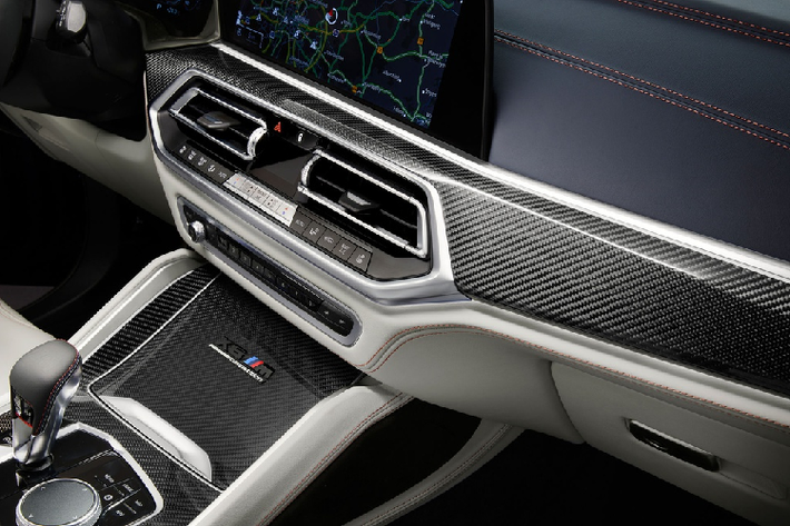 Đáng tiếc, BMW cho biết họ không gia tăng sức mạnh cho bản First Edition của X5 M Competition và X6 M Competition. Bộ đôi SUV vẫn trang bị động cơ V8 4.4L tăng áp kép, cho công suất tối đa 617 mã lực và mô-men xoắn cực đại 750 Nm. Xe sử dụng hộp số tự động 8 cấp M Steptronic và hệ dẫn động 4 bánh toàn thời gian M xDrive.