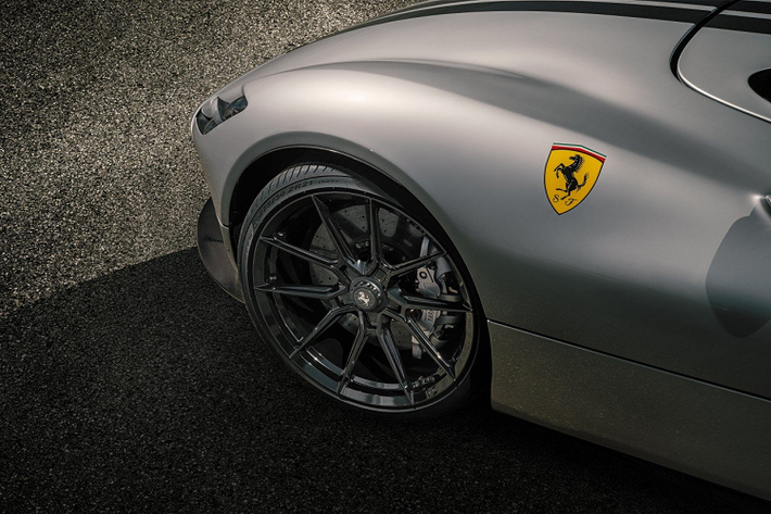 Bộ pô độ bằng thép của Novitec sẽ giúp giảm cho mẫu xe này 9 kg khối lượng cho bộ không có khả năng tắt/mở và 5 kg cho bản có thể tắt/mở âm thanh. Bản ống xả bằng vật liệu Inconel sẽ giảm tổng cộng 11 kg cho loại không có van đóng/mở và 7 kg cho loại có van đóng/mở. Bộ ống xả mạ vàng 999 ngoài việc mang đến vẻ đẹp cho chiếc Monza còn giúp cách nhiệt cho hệ thống này tốt hơn so và nhẹ hơn so với các vật liệu cách nhiệt hiện hữu.
