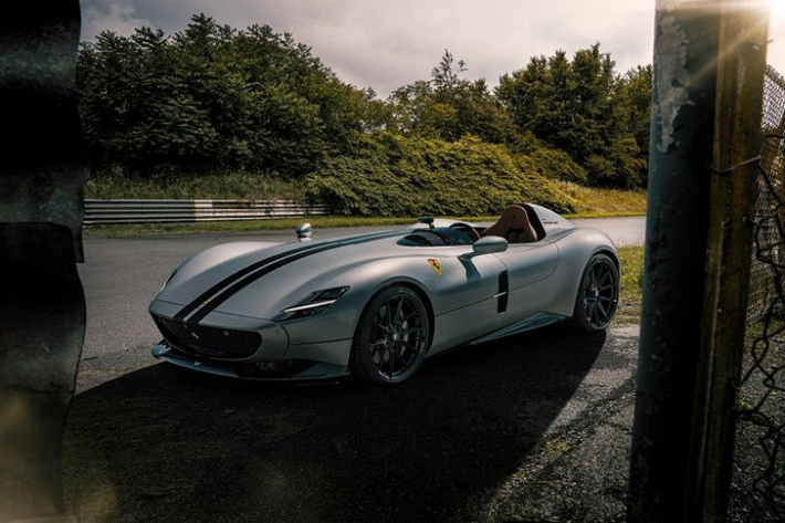 Bộ đôi speedster của Ferrari được phát triển trên nền tảng của chiếc 812 Superfast với khối động cơ V12 hút khí tự nhiên, dung tích 6,5 lít đặt trước. Khối động cơ này cung cấp cho chiếc xe sức mạnh 810 mã lực và mô-men xoắn cực đại 719 Nm. Sức mạnh này được truyền đến bánh sau của xe thông qua hộp số ly hợp kép 7 cấp với công nghệ của xe đua Công thức 1, nhờ đó, Ferrari Monza SP1 và SP2 có thể đạt tốc độ 100 km/h trong chỉ 2,9 giây và tốc độ tối đa mà xe đạt được là 300 km/h.