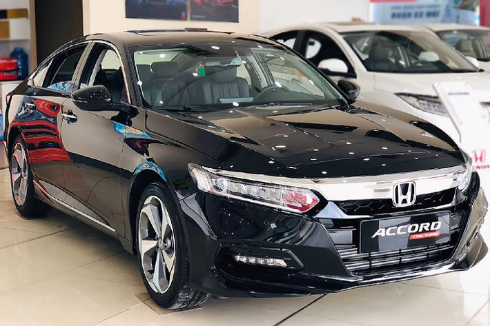 Hiện tại một số đại lý Honda đang giảm giá tiền mặt lên đến 150 triệu đồng cho Honda Accord tại Việt Nam, áp dụng cho xe có số VIN cuối 2019 và màu sơn Đen. Khi tìm hiểu, một số đại lý phía Bắc còn tặng thêm phụ kiện trị giá khoảng 50 triệu đồng, tổng cộng ưu đãi lên đến 200 triệu đồng, trong khi các đại lý ở phía Nam chỉ giảm 150 triệu đồng vào giá bán.