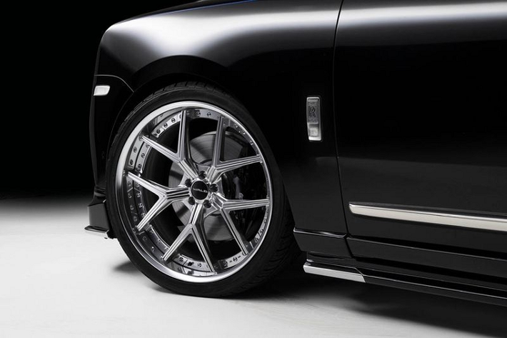 Rolls-Royce Cullinan "cưỡi" trên bộ mâm đúc kích thước 10,5 × 24 inch phủ crôm sáng loáng, được hãng độ Nhật Bản sản xuất riêng cho Cullinan, kết hợp cùng hệ thống treo tinh chỉnh giúp hạ thấp gầm xe, biến chiếc SUV Anh Quốc trông như thể một siêu wagon đắt tiền hơn.