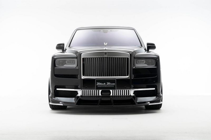 Đầu tiên, phần lưới tản nhiệt bên dưới của chiếc SUV siêu sang đã được thay bằng những thanh dọc mạ crôm giống tấm lưới chính, cản trước cũng được làm thể thao hơn với sự có mặt của đường viền crôm.