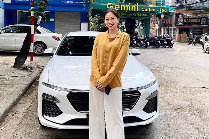 Nhân dịp tốt nghiệp Đại học, Á hậu 1 của cuộc thi Hoa hậu Việt Nam 2018, Bùi Phương Nga đã tự thưởng bản thân bằng một chiếc xe mới, và cô nàng đã chọn sedan VinFast Lux A2.0 mới.
