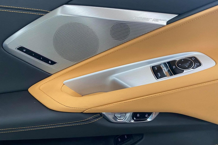 Phía sau khoang lái của những chiếc Chevrolet Corvette thế hệ thứ 8 là khối động cơ V8, hút khí tự nhiên LT2, dung tích 6.2 lít, có khả năng sản sinh công suất tối đa 490 mã lực và đạt mô-men xoắn cực đại lên đến 630 Nm.