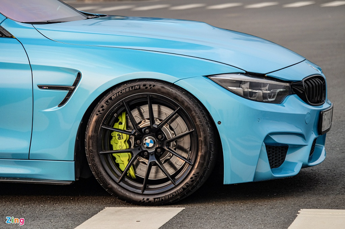 Chiếc BMW M4 F82 độ tiền tỷ này đã được chủ nhân thay thế bộ mâm 437M đường kính 19 inch bằng bộ mâm 763M 5 chấu kép, tương tự phiên bản BMW M4 CS. Đi cùng với đó là lốp đua Michellin Pilot Sport Cup 2, tổng giá trị của bộ mâm, lốp là 8.000 USD.