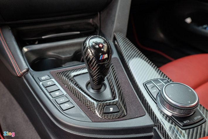 Điểm nhấn trong nội thất BMW M4 F82 là táp-pi cửa và ghế ngồi được bọc da cao cấp màu đỏ rượu vang. Những trang bị tiện nghi như màn hình trung tâm, hệ thống âm thanh Harman Kardon 16 loa vẫn được giữ nguyên.