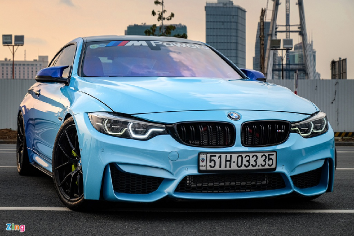 Nguyên bản của xe có màu sơn vàng Austin Yellow. Hiện tại, xe được khoác lên mình lớp decal xanh dương đậm và nhạt với hiệu ứng chuyển màu khá bắt mắt.