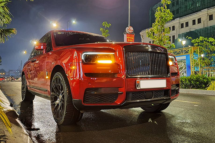 Thực tế, cực phẩm SUV siêu sang Rolls-Royce Cullinan trong bài viết vốn đã là một chiếc xe vô cùng nổi bật nhờ "bộ cánh" màu đỏ Mugello tuyệt đẹp cùng bộ mâm nguyên bản là loại 7 chấu sơn đen truyền thống.