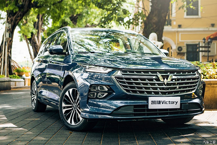 Vào hồi tháng 8 năm nay, Wuling - thương hiệu liên doanh giữa tập đoàn General Motors, công ty SAIC và Wuling Motors - đã tung ra những hình ảnh chính thức của mẫu MPV cỡ trung hoàn toàn mới mang tên Victory. Mãi đến nay, mẫu xe này mới được tung ra thị trường Trung Quốc với giá xe Wuling Victory 2021 mới công bố bán ra từ 89.800 - 119.800 Nhân dân tệ (khoảng 310 - 413,5 triệu đồng).
