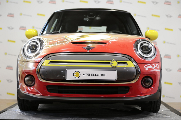 Cung cấp sức mạnh cho MINI Cooper SE là động cơ điện có công suất 181 mã lực và mô-men xoắn 270 Nm. Xe có khả năng tăng tốc 0-100 km/h mất 7,2 giây, chậm hơn nhiều so với tốc độ ánh sáng của siêu anh hùng The Flash.