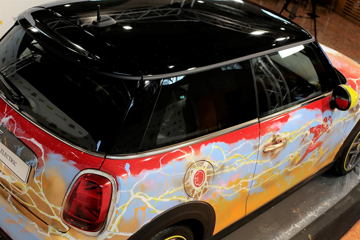 Tại Anh, giá xe MINI Cooper SE 2021 khởi điểm từ 27.900 bảng, tương đương 36.085 USD. Phiên bản đặc biệt The Flash của MINI Cooper SE được trưng bày tại Hội chợ Quốc tế trực tuyến Lucca ChanGes 2020.