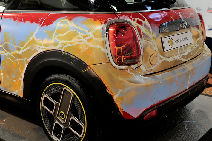 Biến thể đặc biệt của MINI Cooper SE chỉ được thay đổi về màu sắc và các hình vẽ bên ngoài, những trang bị khác và thông số được giữ nguyên. Mẫu xe điện vẫn có mặt ca-lăng sơn bóng, la-zăng chữ X, gương chiếu hậu sơn màu vàng, đèn trước dạng tròn và đèn hậu LED họa tiết cờ Anh quốc.