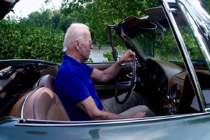 Thế nhưng công chúng Mỹ lại ấn tượng với ông Joe Biden dù nay đã 78 tuổi trong chiến dịch vận động tranh cử thông qua hình ảnh trẻ trung đầy sức sống khi cầm lái chiếc Chevrolet Corvette Stingray đời 1967 của mình. Đây chính là chiếc xe thể thao mui trần đầu tiên của ông Biden và nó là món quà cưới từ cha ông, người lúc đó (năm 1977) đang làm việc tại đại lý Chevrolet.