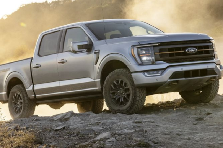 Như vậy, Tremor sẽ là phiên bản mạnh mẽ nhất, off-road nhất của Ford F-150 2021 mới cho tới khi bản Raptor được công bố. F-150 Tremor mới sở hữu lưới tản nhiệt riêng biệt với huy hiệu hình bầu dục sơn đen và các điểm nhấn màu cam đặc trưng trên hai móc kéo, chắn bùn trước - sau cùng logo "Tremor".