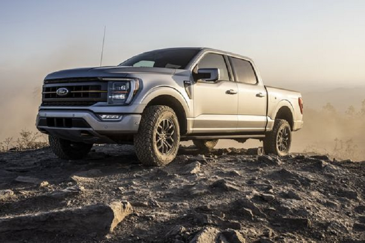 Chưa hết, Ford F-150 Tremor 2021 mới còn được trang bị các bậc cửa lấy cảm hứng từ Raptor (gắn gần thân xe), hệ thống ống xả kép và mâm 18 inch sơn mờ bọc trong lốp xe địa hình General Grabber 33 inch.
