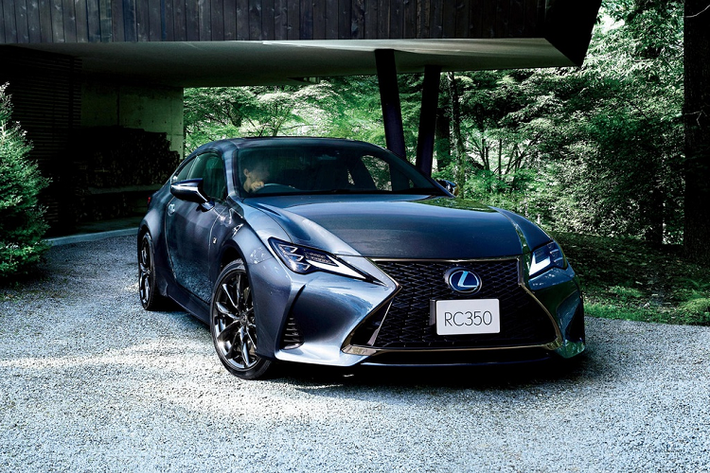 Lexus RC và LC là 2 dòng coupe thể thao rất được ưa chuộng của thương hiệu xe sang Nhật Bản. Dù hiệu suất không quá ấn tượng như những đối thủ đến từ Đức, nhưng Lexus RC và LC vẫn thu hút theo cách riêng với động cơ V6 và V8 hút khí tự nhiên đặc trưng, cùng kiểu dáng sắc cạnh bắt mắt.