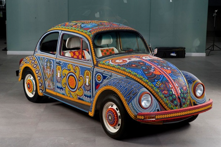 Volkswagen Beetle Vochol cổ điển có tên gọi là sự kết hợp của "vocho" - từ dùng để chỉ loài bọ trong tiếng Mexico và "Huichol" - một tộc người bản địa ở Mexico, vốn nổi tiếng với những tác phẩm đính hạt.