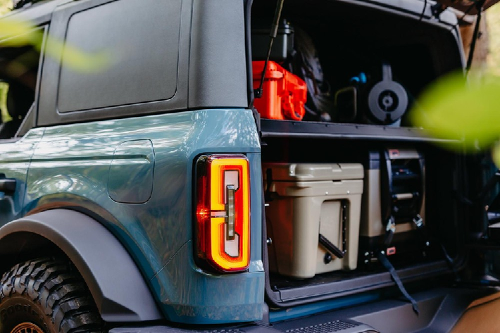 Ford hứa hẹn rằng các trang bị có trên Bronco Overland Concept đều sẽ được cung cấp từ nhà máy chính hãng. Ford sẽ không bán một bản Bronco với tất cả những trang bị trên, nhưng công ty hứa hẹn rằng sẽ cung cấp hàng trăm loại phụ kiện do nhà máy chính hãng sản xuất, vậy nên bạn có thể tự do tạo nên một chiếc SUV Ford cắm trại theo ý mình.