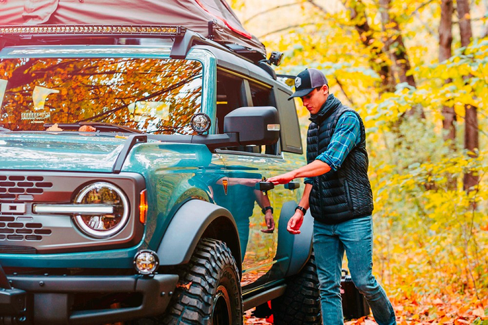 Ford Bronco Overland Concept nhận được nhiều trang bị nâng cấp để cải thiện khả năng off-road. Cụ thể hơn, mẫu concept được làm dựa trên phiên bản Badlands và sơn màu chủ đề “Area 51”. Chiếc xe trong ảnh đây có trang bị động cơ 4 xi-lanh EcoBoost dung tích 2.3 lít nhỏ hơn, ghép cặp cùng hộp số sàn 7 cấp độc quyền với hệ thống treo ổn định off-road hiệu suất cao (HOSS) và bộ giảm chấn Bilstein.