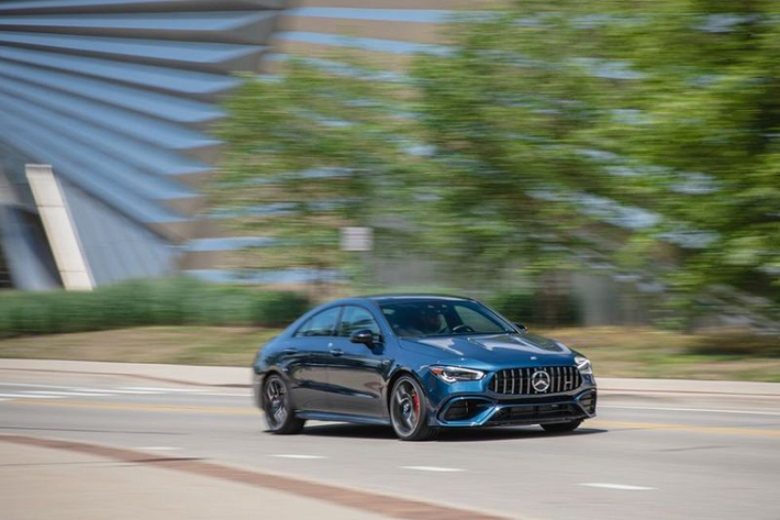 Tất cả trang bị và tính năng tùy chọn đẩy mức giá của Mercedes-AMG CLA45 2020 lên con số 73.850 USD (khoảng 1,71 tỷ đồng), tiệm cận với giá bán của C63 (69.095 USD) với động cơ V8 tăng áp kép 469 mã lực hay C63 S (76.695 USD).