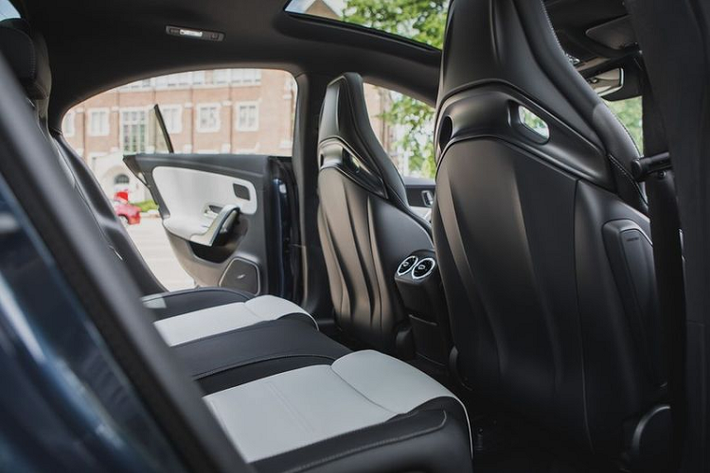 Do được bổ sung thêm một số trang bị và kích thước lớn hơn, Mercedes-AMG CLA45 2020 nặng hơn khoảng 180 pounds (~ 81.6 kg) so với thế hệ tiền nhiệm. Cụ thể, CLA45 2020 rộng hơn 2.0 inch (50.8mm) và dài hơn 1.0 inch (25.4mm) so với phiên bản cũ. Qua thử nghiệm, chiếc Mercedes-AMG CLA45 2020 nặng 1698 kg cho thấy khả năng tăng tốc 0 - 100 km/h ấn tượng trong 3.7 giây ngắn ngủi, độ bám đường 0.99-g trên bàn trượt skidpad và khoảng cách đạp phanh xấp xỉ 47 mét từ vận tốc 70 mph (~ 112.6 km/h).