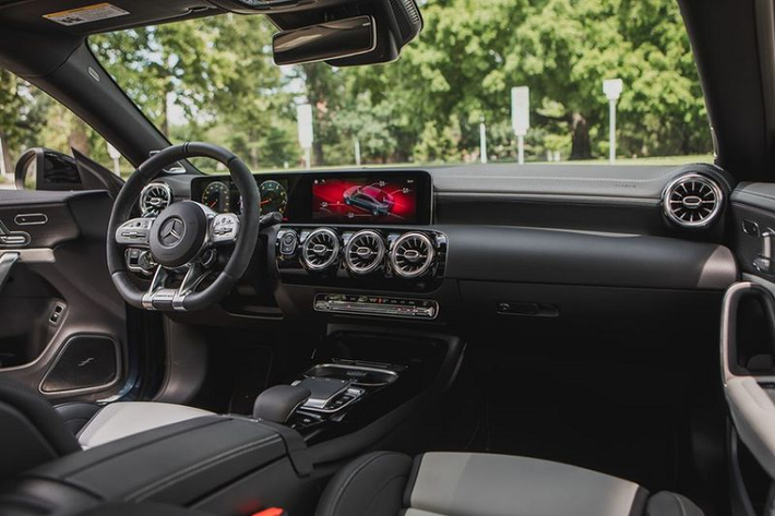 Với gói trang bị AMG Dynamic Plus trị giá 4300 USD (khoảng 100 triệu đồng), Mercedes-AMG CLA45 2020 nhận được tính năng ngắt kết nối cầu trước cho phép người lái dễ dàng thực hiện những màn drift “đốt lốp” trên đường đua. Ngoài các nút bấm tiện lợi tích hợp trên vô lăng để điều khiển hệ truyền động, khung gầm, hệ thống kiểm soát độ ổn định; CLA45 2020 còn được trang bị thêm hệ thống quản lý phương tiện AMG Dynamics toàn diện, bổ sung thêm chế độ lái Race cùng Drift vào các thiết lập tiêu chuẩn Comfort, Sport, Sport+ và Individual.