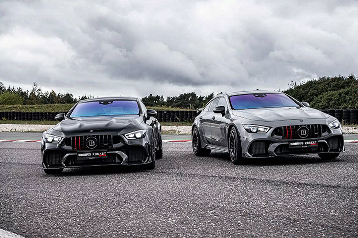 Ngoại thất khí động học của bản độ Brabus Rocket 900 được hãng phát triển trong đường hầm gió, nhằm tăng lực nén xuống mặt đường để đạt độ ổn định cho xe khi xử lý ở tốc độ cao. “Dàn chân” của xe đi kèm với bộ mâm “Monoblock Z” kích thước 21 và 22 inch trước sau. Brabus đã phát triển hệ thống treo (khí nén) mới cho xe, giúp hạ trọng tâm xe khoảng 1 inch (25 mm) với các chế độ Comfort (Thoải mái) và Thể thao (Sport) có thể lựa chọn.