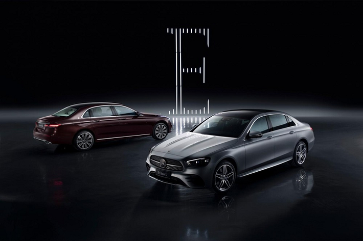 Tương tự phiên bản thường, mẫu xe sang Mercedes-Benz E-Class L 2021 dành cho thị trường Trung Quốc cũng được nâng cấp cả về thiết kế lẫn trang bị. Theo đó, xe được bổ sung cản va mới, lưới tản nhiệt cải tiến và hệ thống đèn khác biệt. Đặc biệt, Mercedes-Benz E-Class L 2021 còn sở hữu chiều dài 5.056 mm, tăng 22 mm so với trước đây.