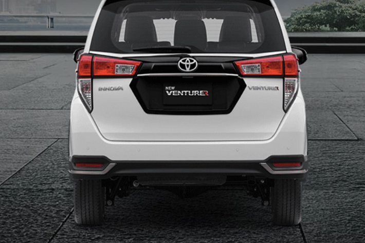 Ở phía sau, thay đổi của Kijang Innova 2021 đến từ thanh nhựa đen bóng nối liền cụm đèn hậu và mảng màu đen ở khu vực biển số. Năm phiên bản của Kijang Innova 2021 đều đi kèm bộ mâm 16 inch 2 tone màu và lốp kích thước 205/65. Phiên bản Venturer sở hữu mâm 17 inch.