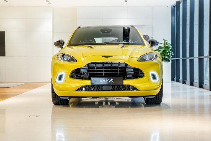 Dòng xe SUV hạng sang cỡ lớn đầu tiên của hãng Aston Martin là DBX 2021 mới đã có màn ra mắt rất hoành tráng với giới nhà giàu tại Malaysia vào tháng 10 vừa qua, đến nay, đại lý Aston Martin Kuala Lumpur mới đem về nước chiếc xe Aston Martin DBX rất đặc biệt.